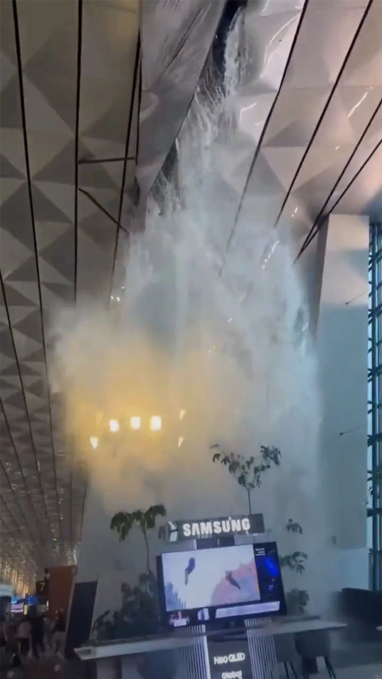 Atap bandara Soetta jebol akibat hujan lebat dan angin kencang