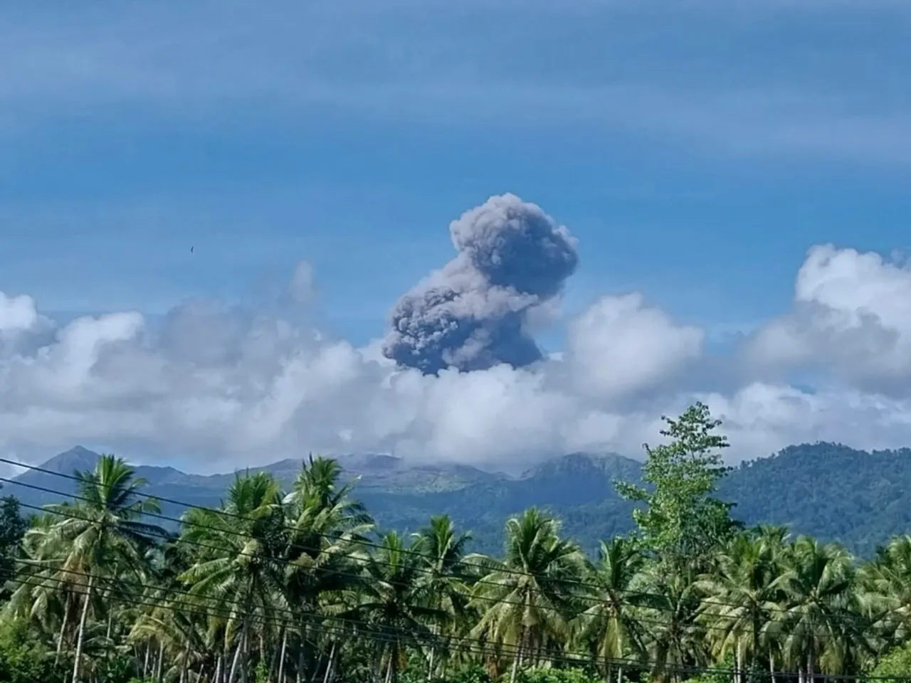Aktivitas Gunung Dukono meningkat, warga diimbau jauhi radius 4 kilometer