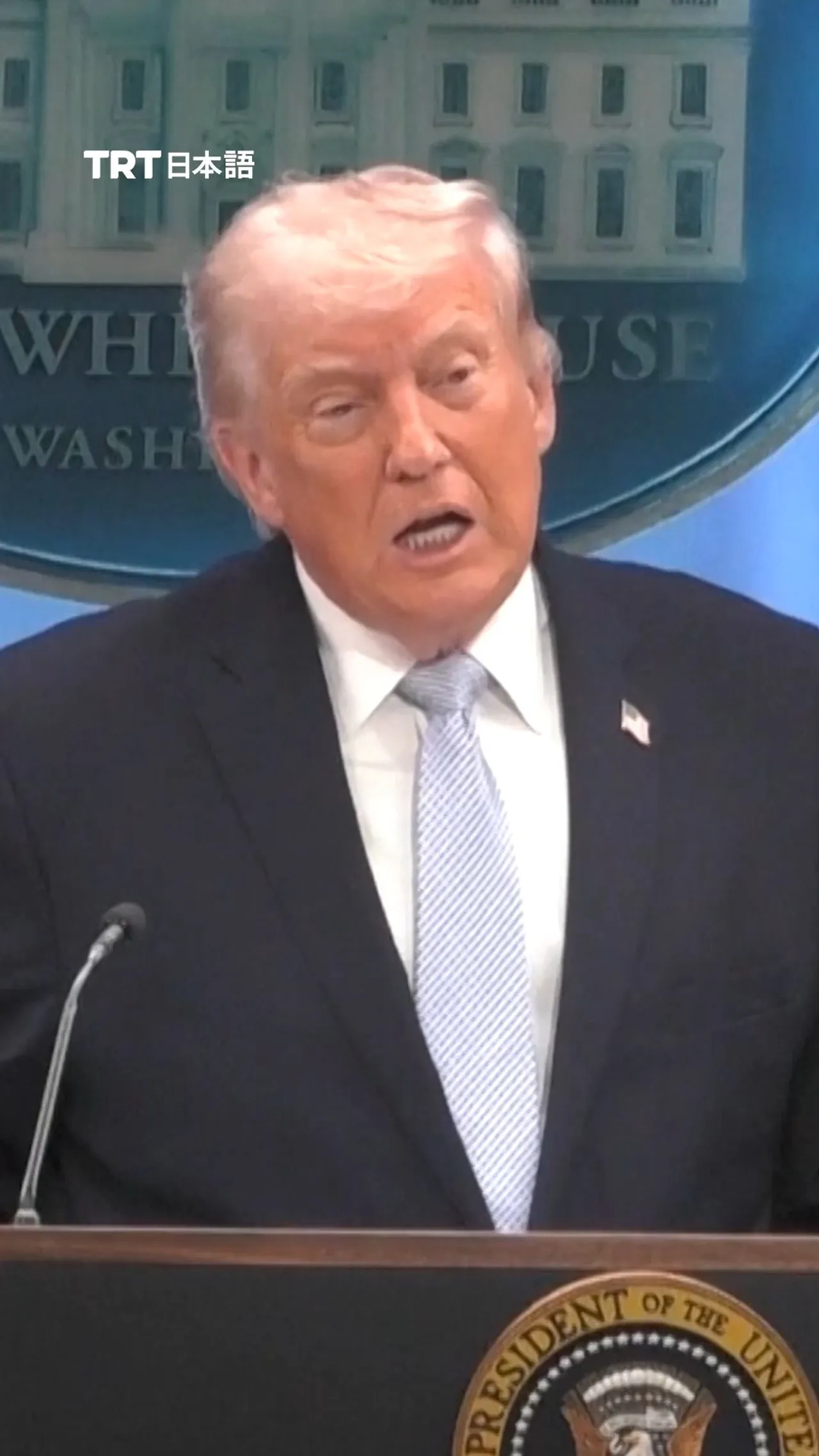 トランプ大統領、記者を威圧:
「明かすか、それとも刑務所か」