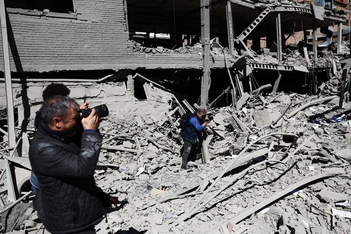 د امریکا متحده ایالاتو او اسرائیلو د ایران پر هوايي ډګرونو او ښارونه درانده بریدونه وکړل.