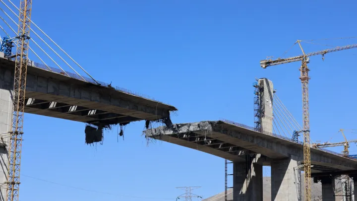 قتلى بغارات أمريكية-إسرائيلية على جسور وبنى تحتية في إيران وانفجارات بجزيرة خارك