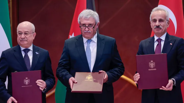 توقيع اتفاقية تعاون ثلاثية لتعزيز النقل بين تركيا والأردن وسوريا