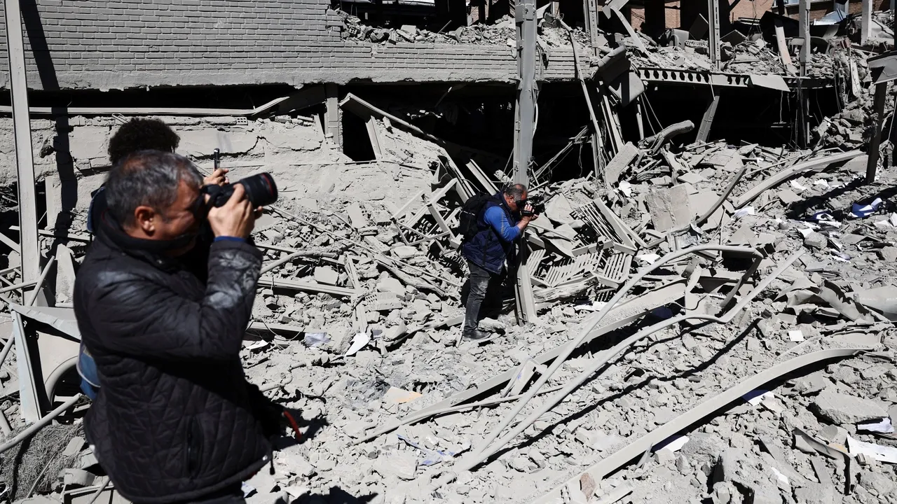 Иранның әуежайлары мен қалаларына әуеден шабуыл жасалды