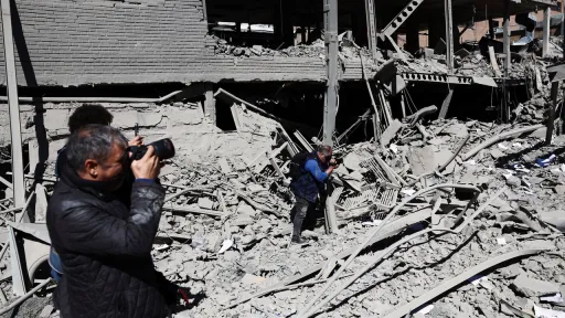 Иранның әуежайлары мен қалаларына әуеден шабуыл жасалды