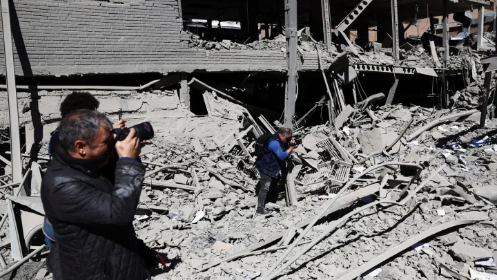 Иранның әуежайлары мен қалаларына әуеден шабуыл жасалды