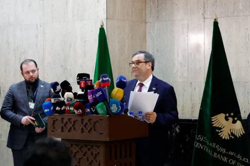 حاكم مصرف سوريا المركزي لـTRT عربي: التحدي يتجاوز "سويفت" إلى بناء علاقات مصرفية مباشرة