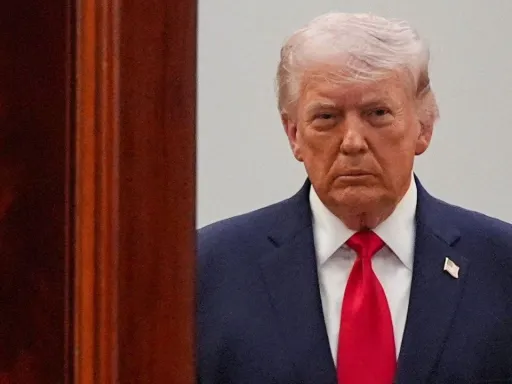 'Lunático desequilibrado': senadores dos EUA consideram ameaças de Trump ao Irão 'crimes de guerra'