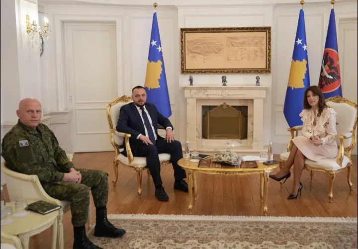 Kosovë, u.d. presidentja Haxhiu priti në takim ministrin e Mbrojtjes dhe komandantin e FSK-së
