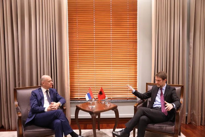 Kryediplomati Hoxha në takim me ambasadorin serb në Tiranë: Kosova është shtet i pavarur