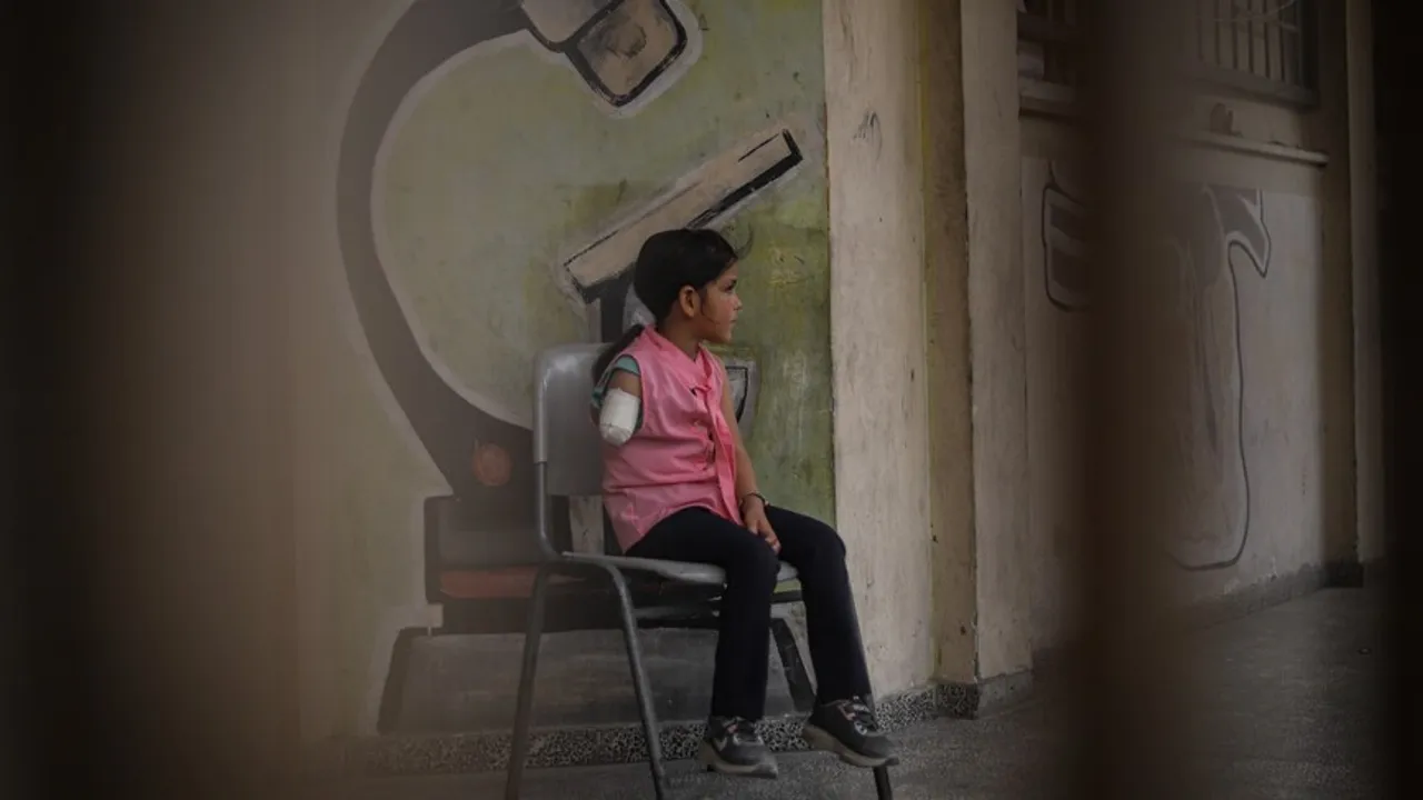 Палестинско девојче со ампутација пристигна во Британија на лекување по одбиена виза за САД