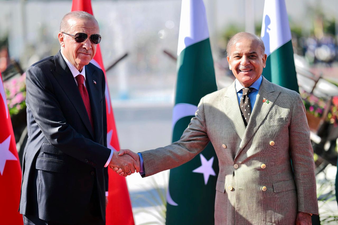 Erdogan holds phone calls with Pakistani PM, Qatari emir to ...
