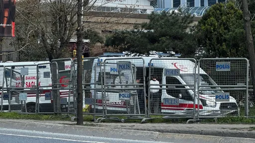 Arrestohen 10 persona për sulmin terrorist ndaj postit policor në Beşiktaş të Istanbulit