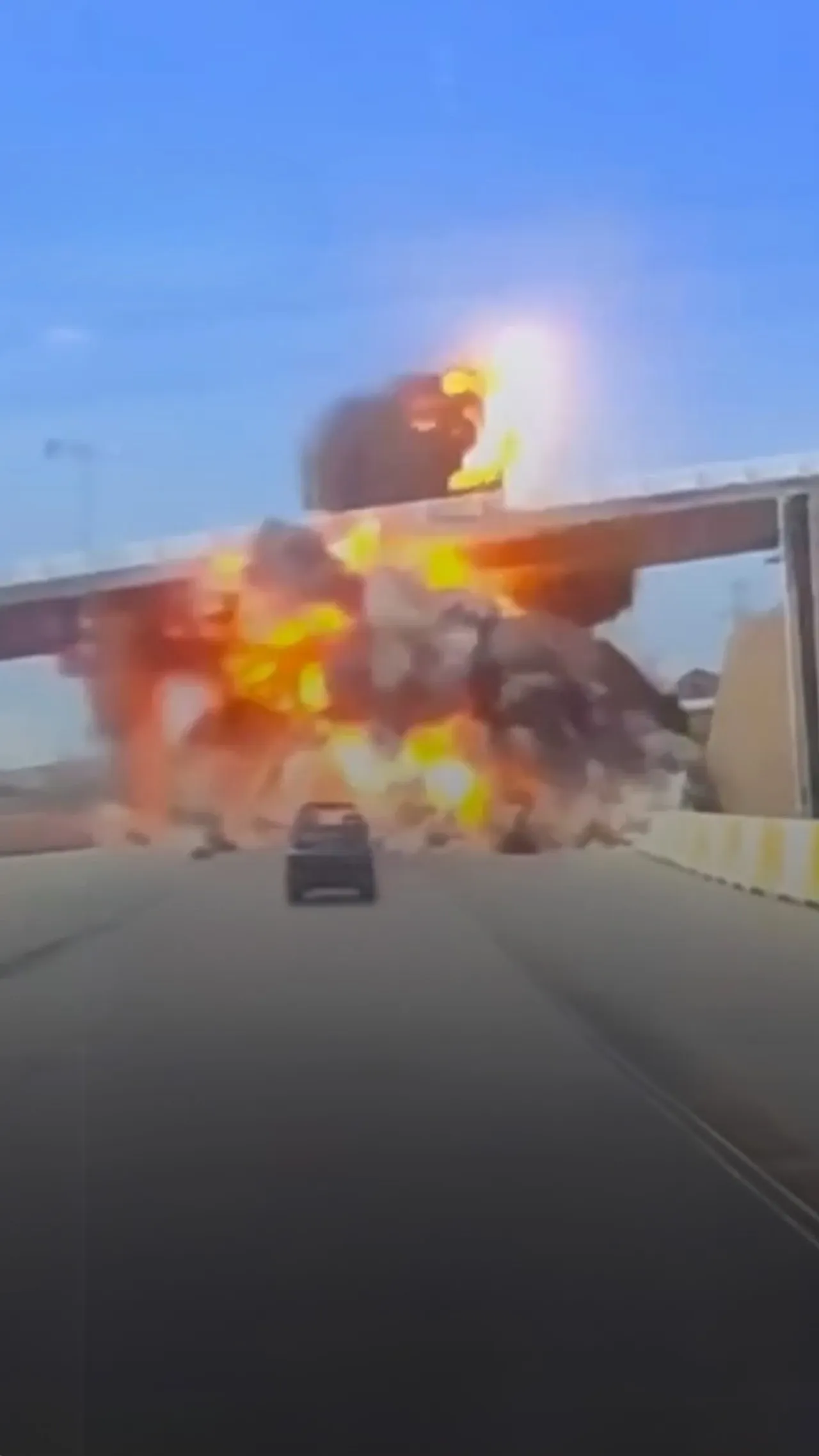 AS-Israel serang jembatan Iran di Jalan Raya Kharrazi saat dilalui warga sipil