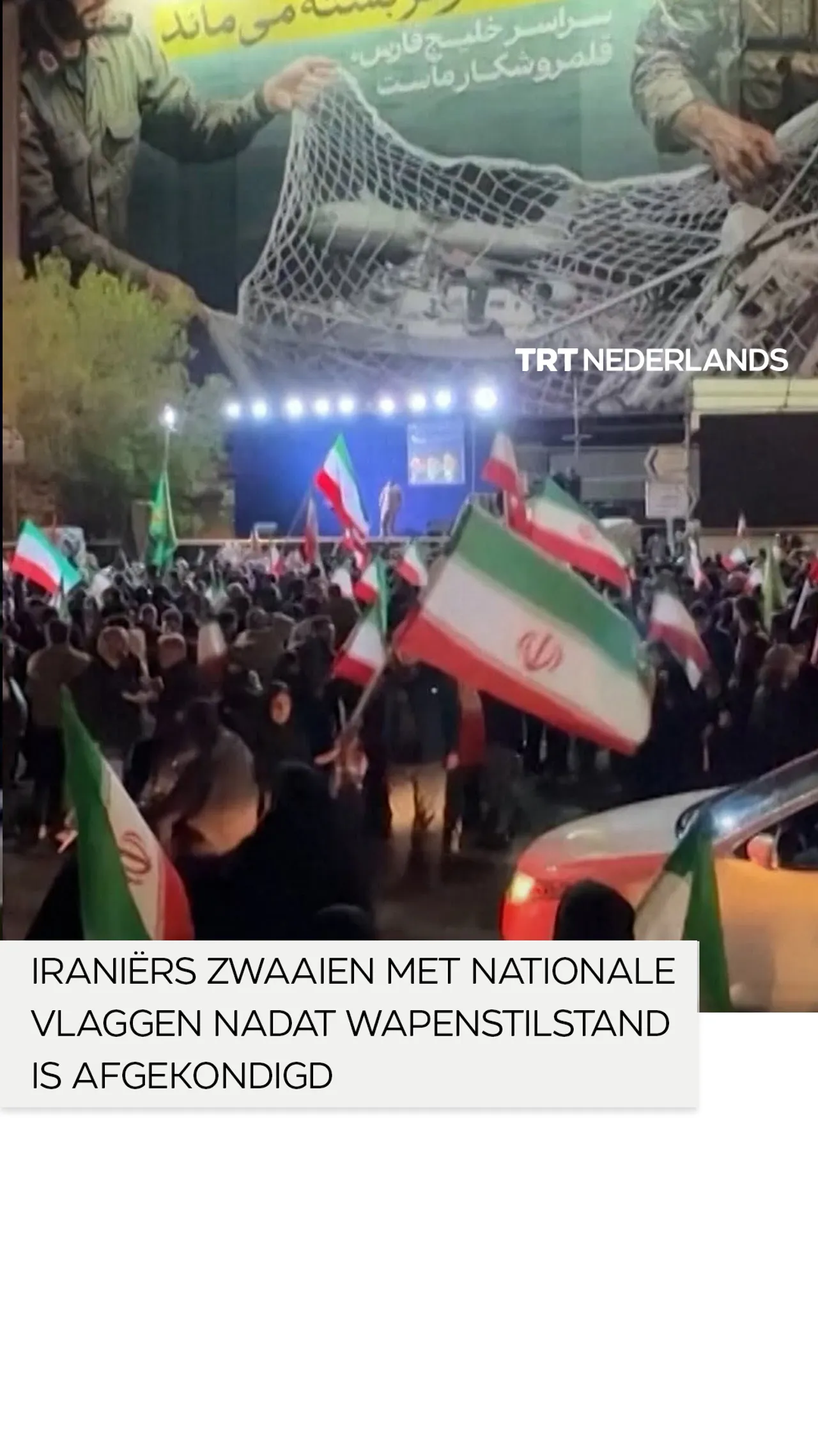 Iraniërs komen bijeen en zwaaien met nationale vlaggen nadat staakt-het-vuren is afgekondigd