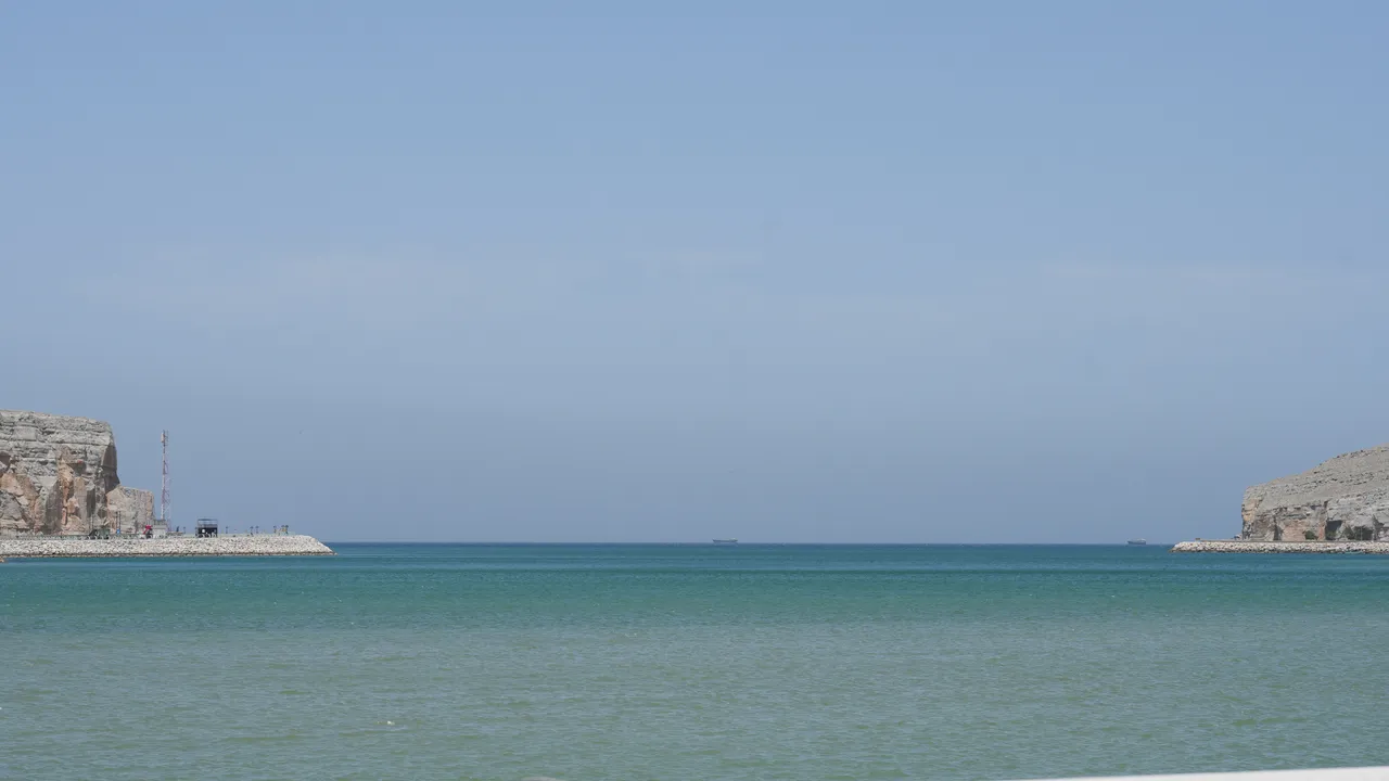 Оман тврди дека не може да се наметнуваат такси за транзит низ Ормускиот теснец