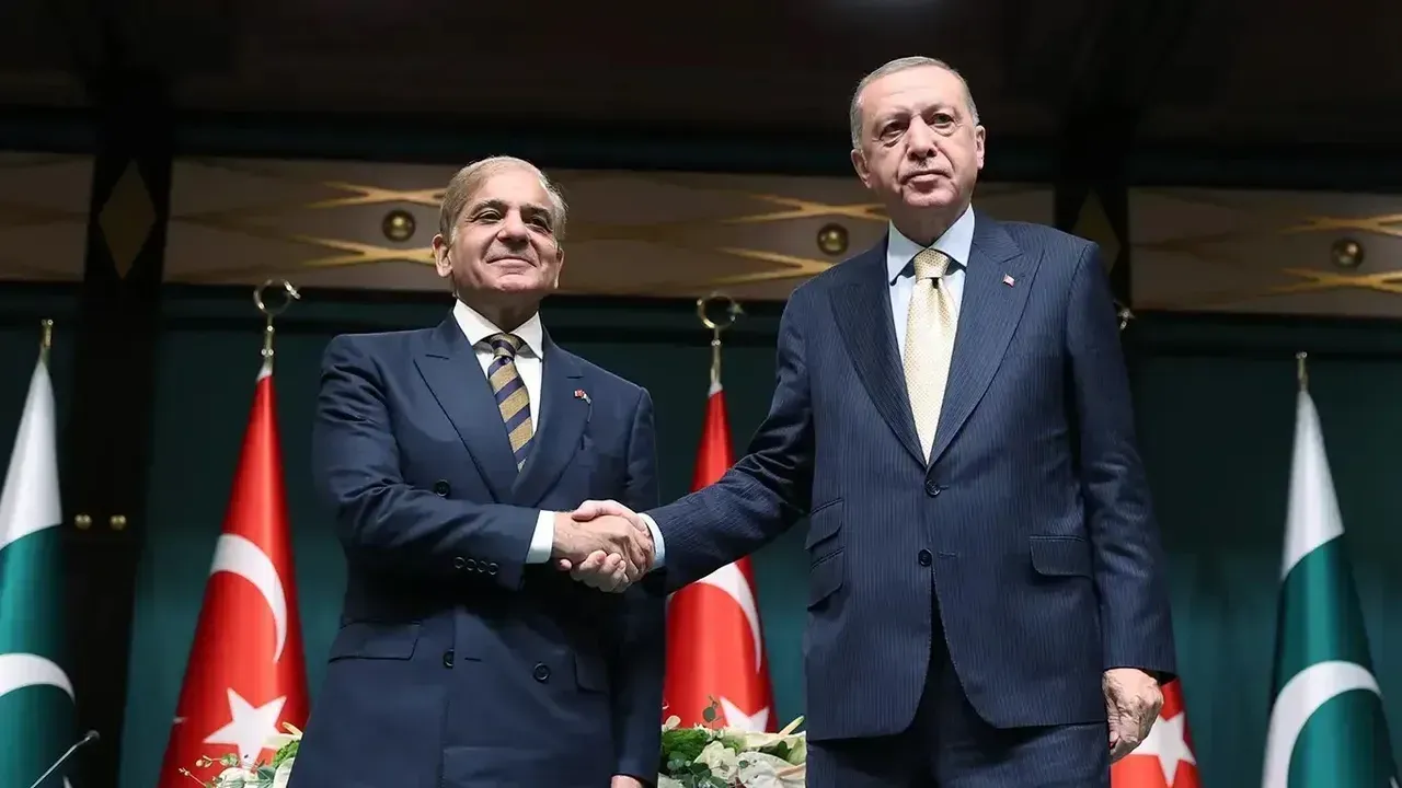 رئيس وزراء باكستان يشيد بدور تركيا ودول إقليمية في وقف إطلاق النار بشأن إيران