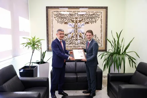 Ministri Hoxha takon ambasadorin e Azerbajxhanit, riafirmohet forcimi i lidhjeve dypalëshe