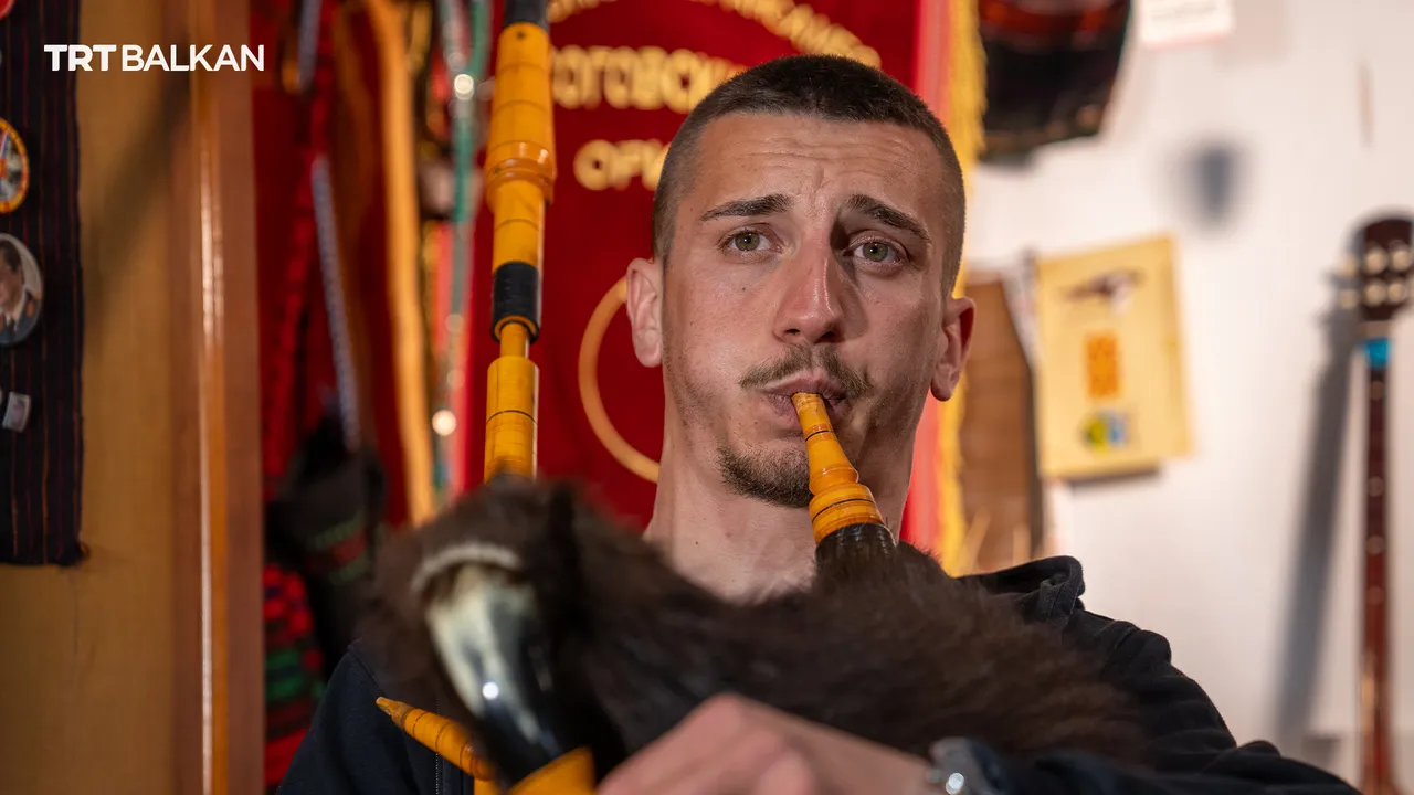 Никола Стојов од кочанско Оризари, млад чувар на традицијата со изработка и свирење на гајди