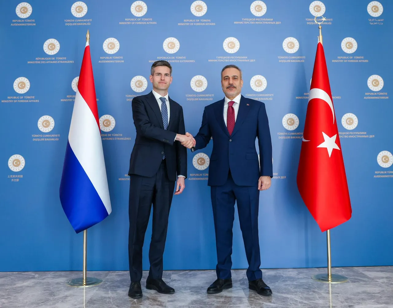 Le ministre turc des Affaires étrangères reçoit son homologue néerlandais à Ankara