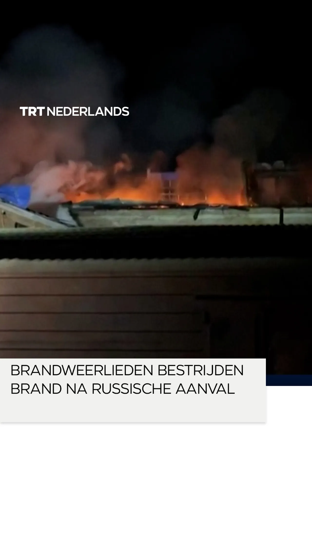 Brandweerlieden bestrijden brand na Russische aanval waarbij één dode is gevallen