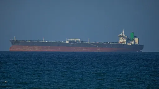 Maraakiib ku xaniban marinka Hormuz kadib amar ay Iiraan ku bixisay in ay soo maraan ciidanka badda