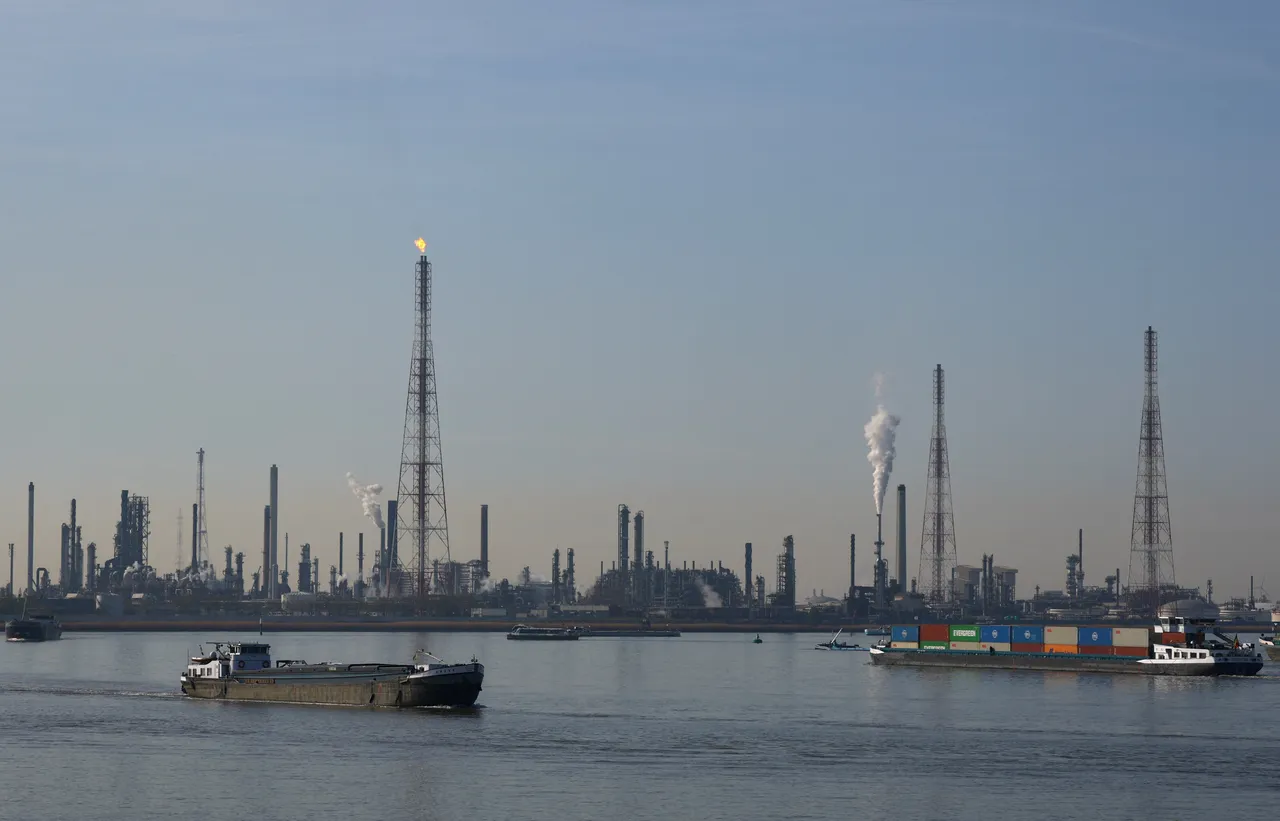 Scheepvaart wordt gedeeltelijk hervat na olielekkage in de Belgische haven van Antwerpen