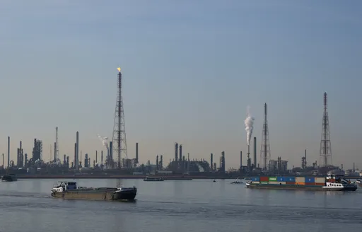 Scheepvaart wordt gedeeltelijk hervat na olielekkage in de Belgische haven van Antwerpen