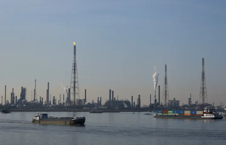 Scheepvaart wordt gedeeltelijk hervat na olielekkage in de Belgische haven van Antwerpen