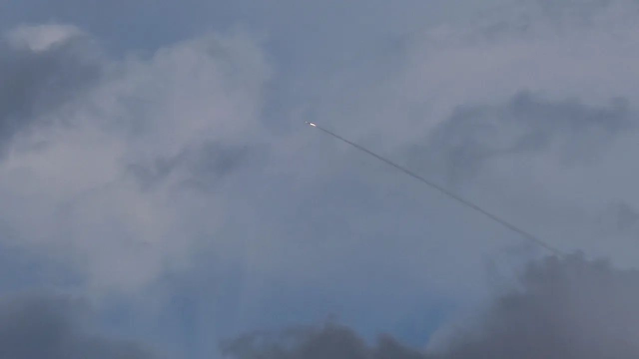 Hezbollah lança rockets contra o norte de Israel em resposta aos mais recentes ataques ao Líbano