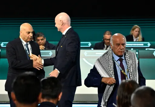 Kreu i Federatës Palestineze të Futbollit refuzon shtrëngimin e dorës me homologun izraelit