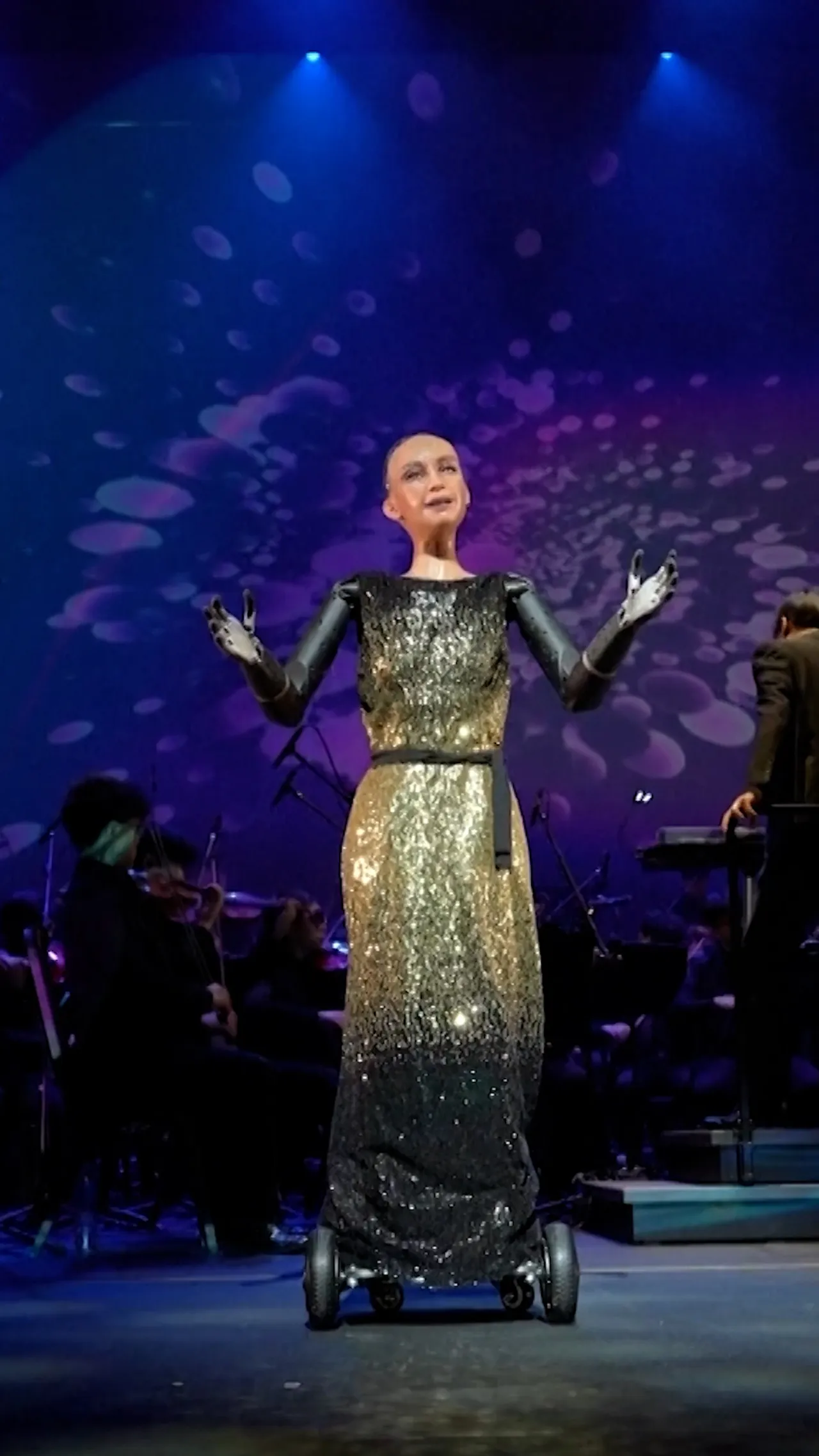 Robot Sophia bernyanyi bersama orkestra langsung dalam konser bertema AI