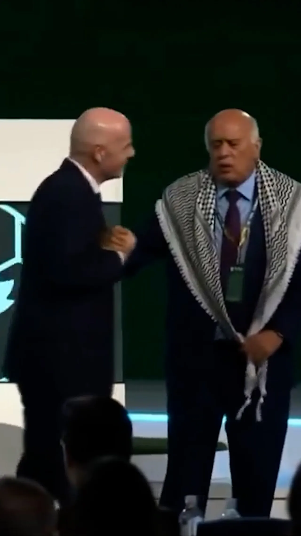 “Kami dalam penderitaan,” kata perwakilan Palestina usai presiden FIFA coba sesi foto dengan Israel