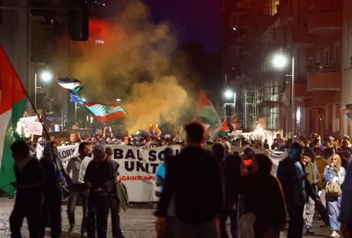 1. Mai: Tausende Demonstranten ziehen durch Berlin-Kreuzberg