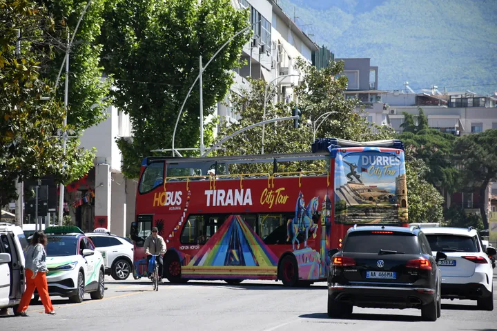 "Tirana City Tour", një mënyrë argëtuese për të eksploruar metropolin shqiptar