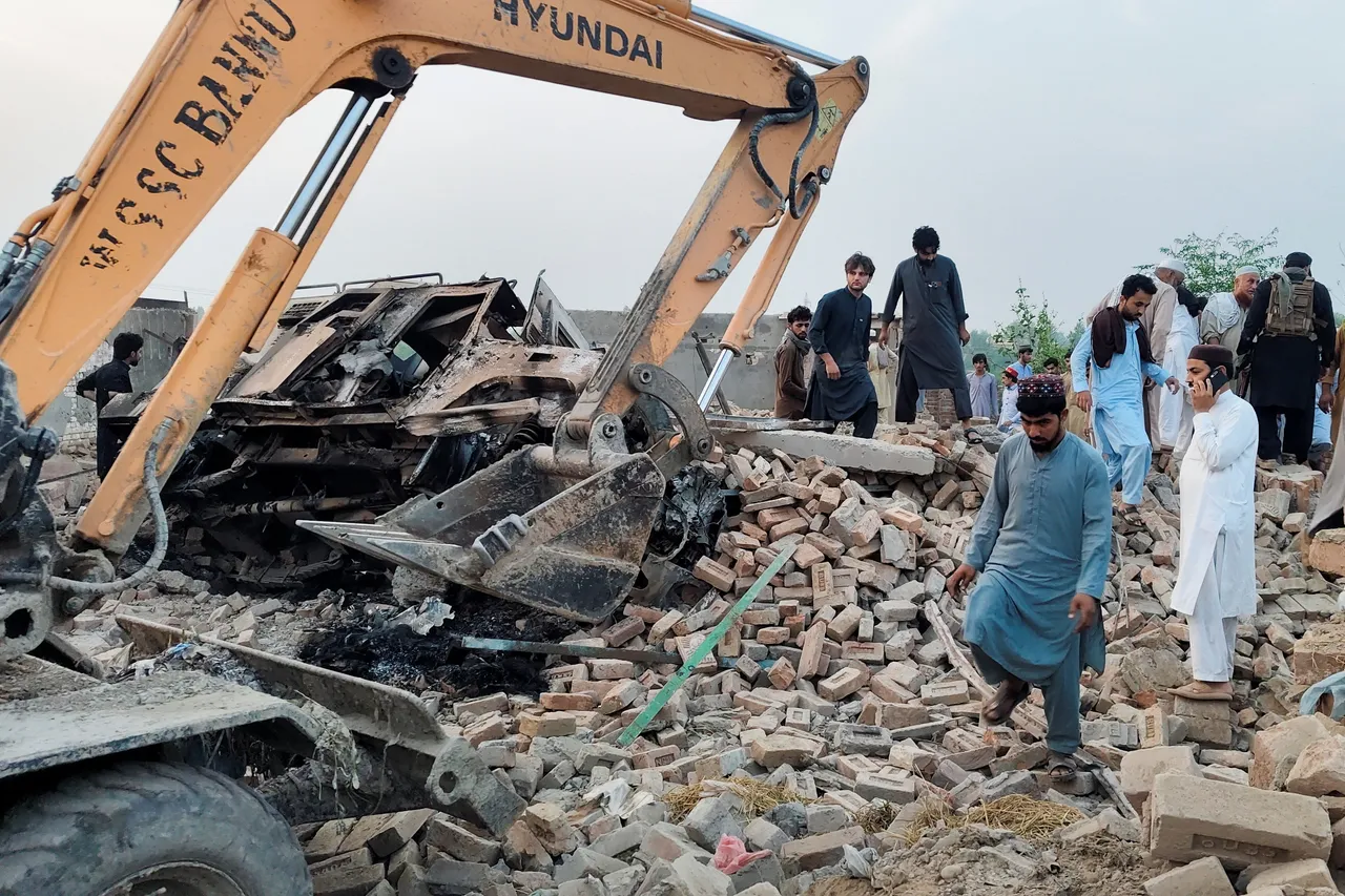 Twelve Pakistani police officers killed in car bombing and shootout
