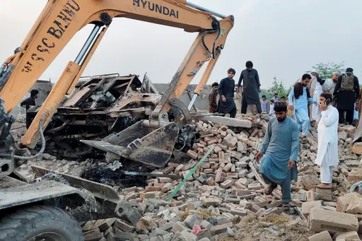 At least 15 killed in car bomb attack on police checkpoint in Pakistan