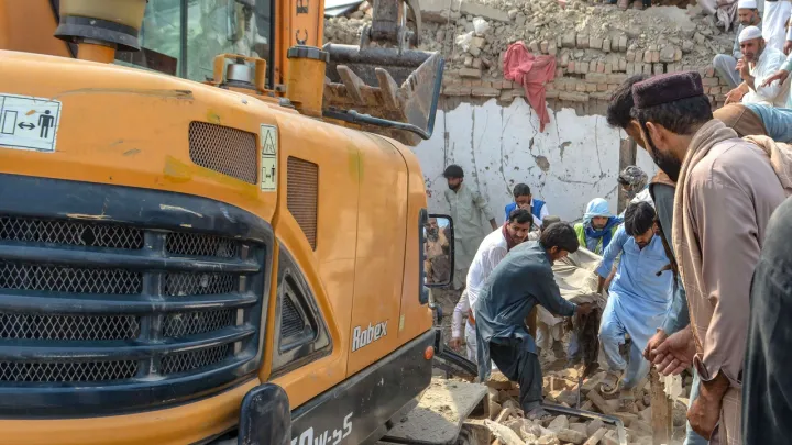 باكستان.. مقتل 15 شرطياً بهجوم انتحاري استهدف نقطة تفتيش شمال غربي البلاد