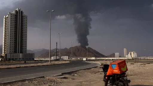 الإمارات والكويت تعلنان التعرض لهجمات بمسيّرات.. وقطر تدين استهداف سفينة في مياهها الإقليمية