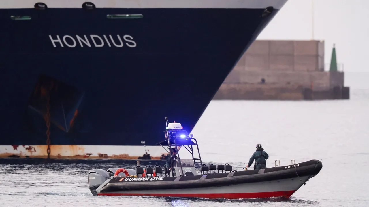 Xantavirustan zıyan kürgän korab İspaniyanıñ Tenerife portına kilep citte häm êvakuatsiya başlandı