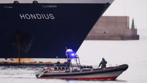 Xantavirustan zıyan kürgän korab İspaniyanıñ Tenerife portına kilep citte häm êvakuatsiya başlandı
