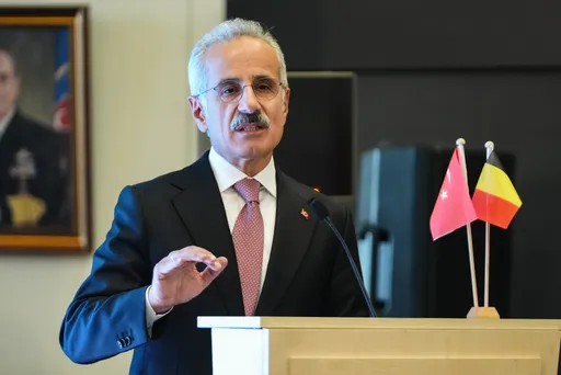وزير النقل التركي يشدّد على تعزيز الاستثمارات المتبادلة مع بلجيكا