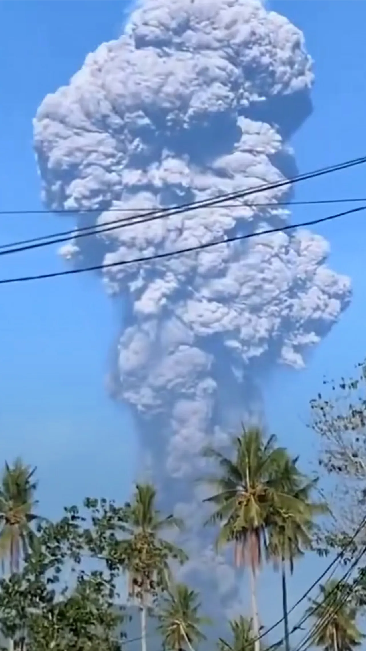Gunung Dukono di Halmahera Utara meletus, kolom abu capai 10 kilometer di atas puncak