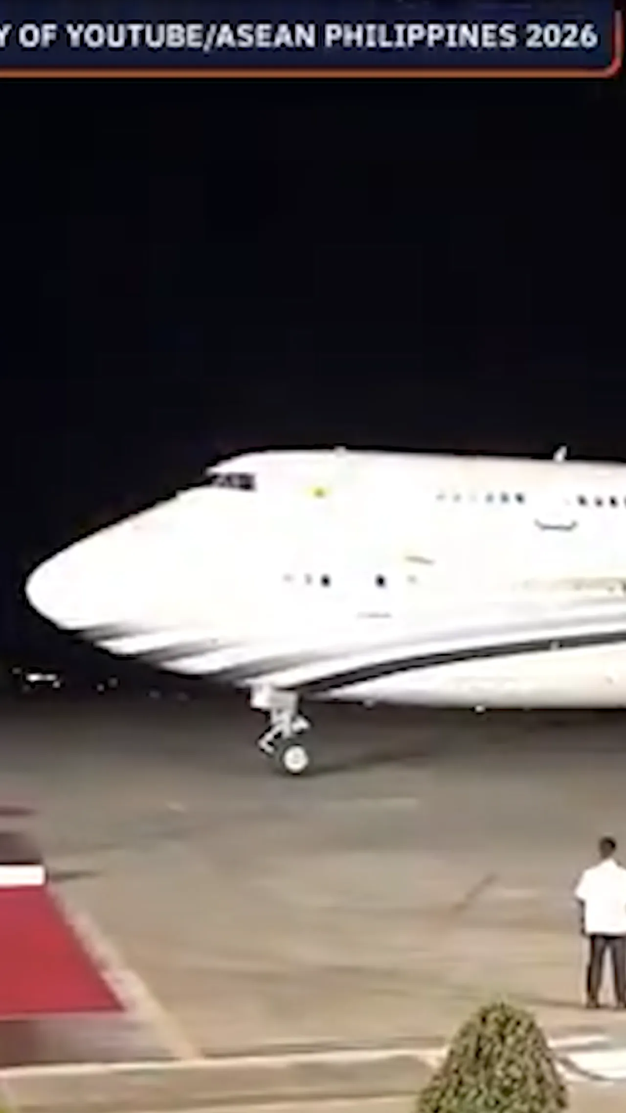 Sultan Brunei Hassanal Bolkiah terbangkan sendiri Boeing 747-8 VIP saat tiba di KTT ASEAN Cebu