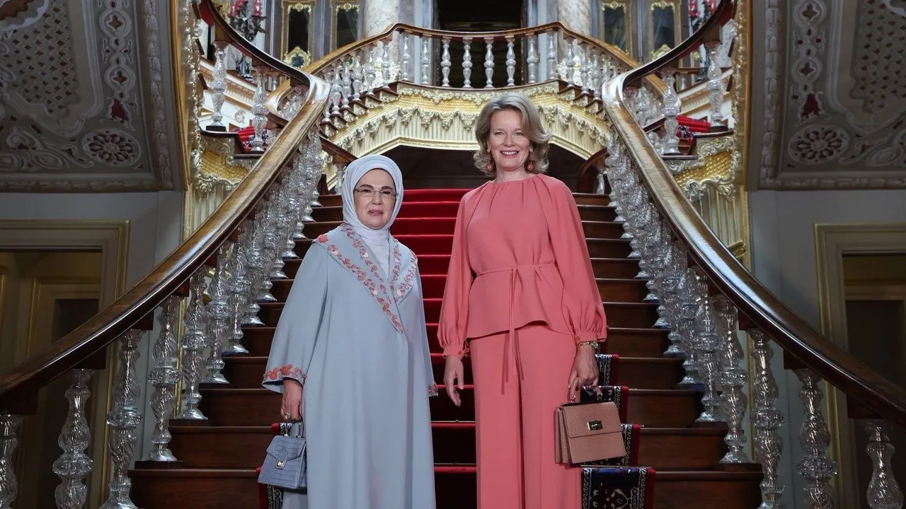 عقيلة الرئيس التركي تستقبل ملكة بلجيكا في قصر دولمة بهجة بإسطنبول