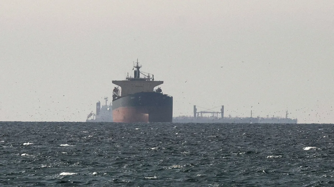 النفط يقفز 4% والدولار يرتفع بعد رفض ترمب رد إيران على مقترح أمريكي