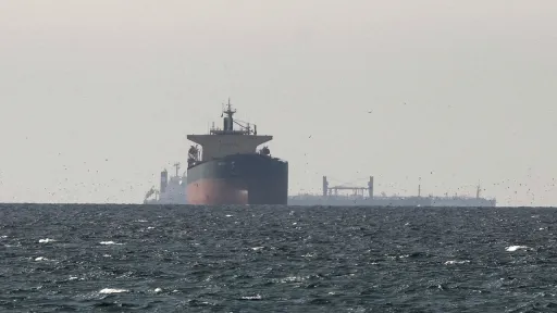 النفط يقفز 4% والدولار يرتفع بعد رفض ترمب رد إيران على مقترح أمريكي