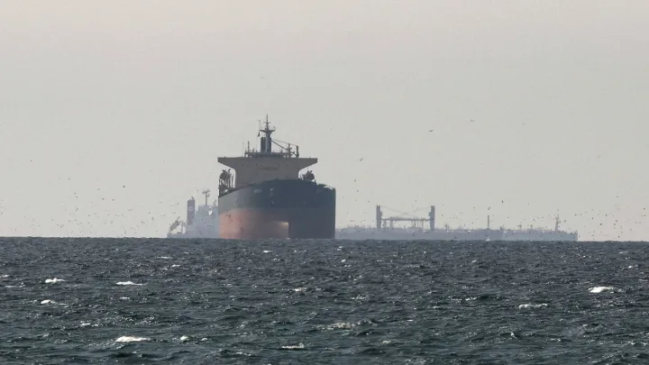 النفط يقفز 4% والدولار يرتفع بعد رفض ترمب رد إيران على مقترح أمريكي