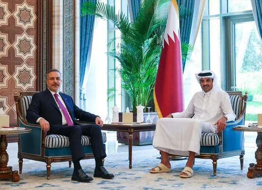 Ministri i Jashtëm turk takohet me emirin e Katarit në Doha