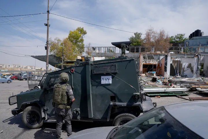 Forcat izraelite shkatërrojnë 40 dyqane palestineze në një qytet pranë Jeruzalemit