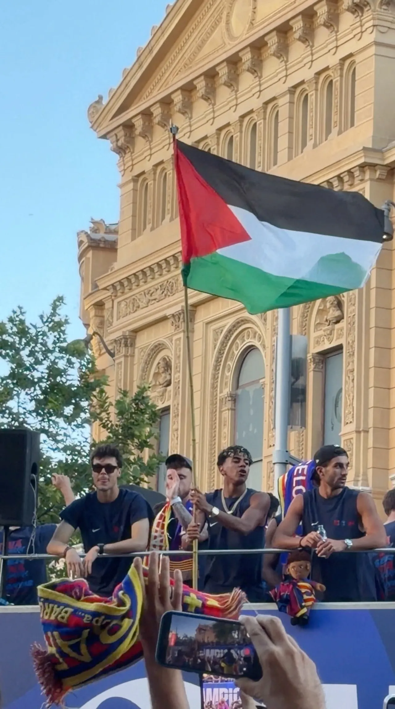 Barça : Yamal brandit le drapeau palestinien pendant les célébrations du titre de champion d’Espagne